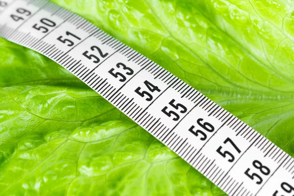 Makanan diet dengan pita pengukur — Stok Foto