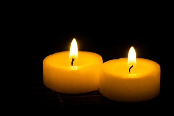Dos velas en la oscuridad — Foto de Stock