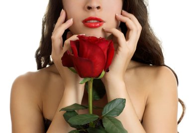 kırmızı gül ile genç güzel kadın