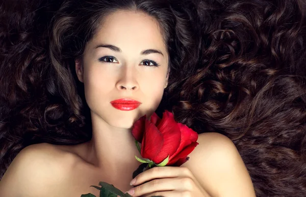 Ung vacker kvinna med röd ros — Stockfoto
