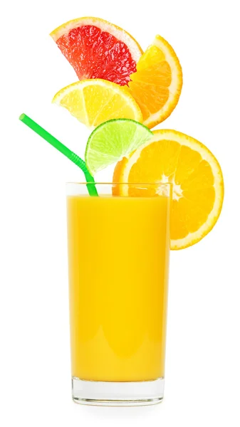 Färsk citrus juice och skivor av frukt — Stockfoto