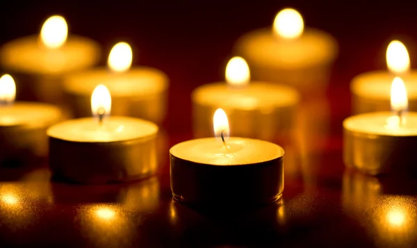 Candele accese al buio — Foto Stock