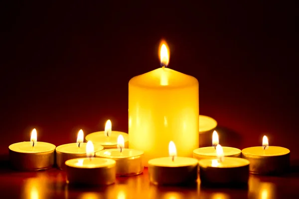 Candele accese al buio — Foto Stock