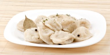 Plaka üzerinde sıcak köfte