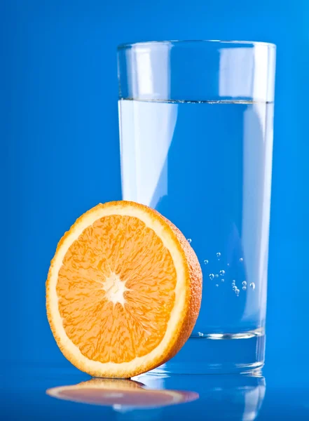 Glas Wasser und Orange — Stockfoto