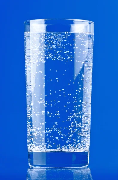 Szklanka wody gazowanej — Zdjęcie stockowe
