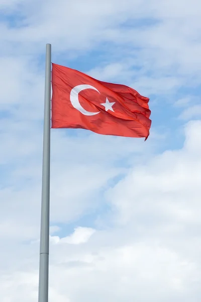 Флаг Турции на голубом небе — стоковое фото
