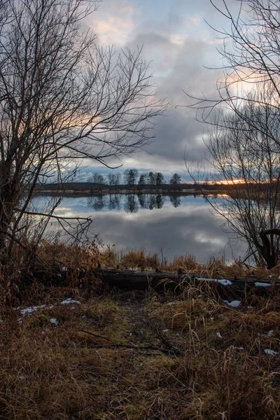 Pohled Jezero Konci Podzimu Při Západu Slunce Suchou Vysokou Trávou — Stock fotografie