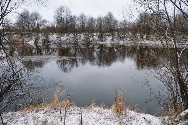 Bäume Fluss Spätherbst Mit Trockenem Gras Und Dem Ersten Schnee — Stockfoto