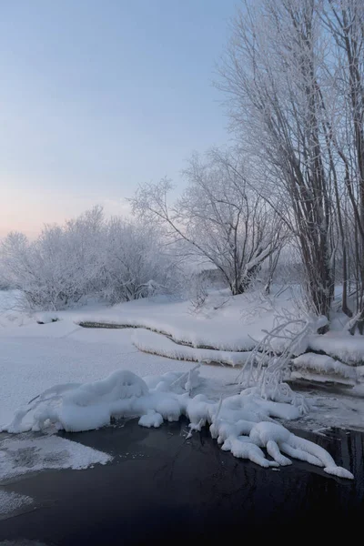 Nehir Kıyısında Dondurucu Bir Sabah — Stok fotoğraf
