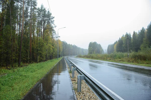 雨の日には遊歩道が整備された道路区間 — ストック写真