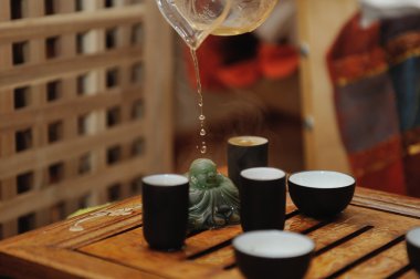 Çay töreni anları kapatın. Sıcak bir içecek üzerine geldiğinde heykelcik Yeşim Buda'nın rengini değiştirir