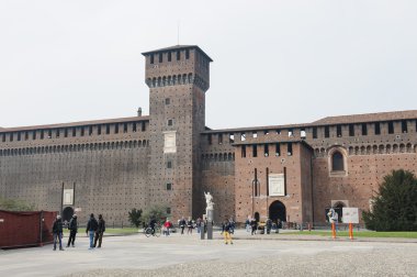 Milan, İtalya - 19 Mart 2015: şehrin sokaklarında. Sforza Kalesi (İtalyanca: Castello Sforzesco)