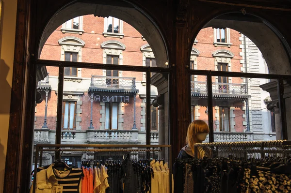 ミラノ イタリア 2015 の街の通り 店から通りを表示します — ストック写真