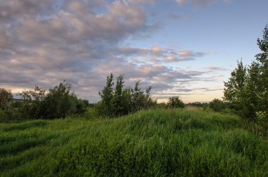Önce yağmur fırtınalı manzaralı.