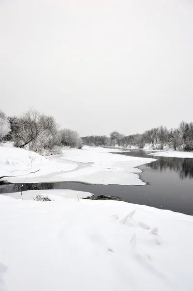 这条河在初冬结冰 — 图库照片
