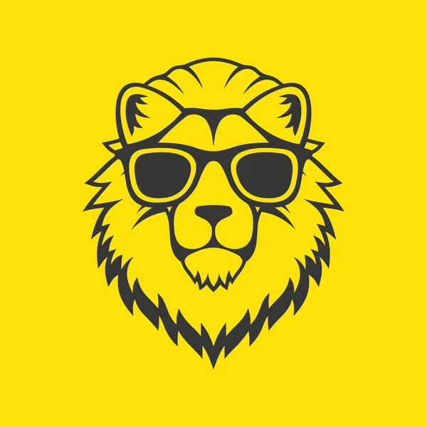 Logotipo de cabeza de león estilo Hipster en gafas. Vector — Archivo Imágenes Vectoriales