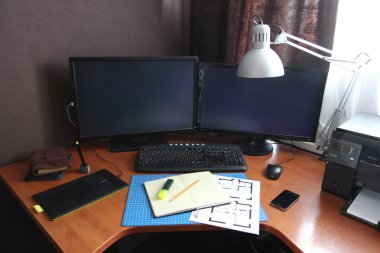 Serbest tasarımcı veya Architect Home çalışma alanı. Bilgisayar ve malzeme ile tablo.