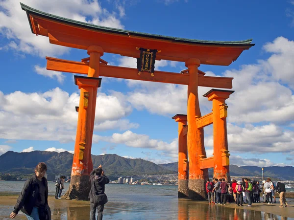 Плаваючі torri ворота в Японії при Іцукусіма — стокове фото