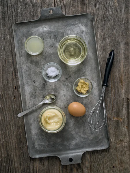 质朴的自制蛋黄酱和成分 — 图库照片