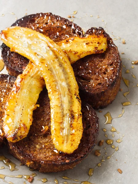 Banana caramellata rustica su pane tostato — Foto Stock