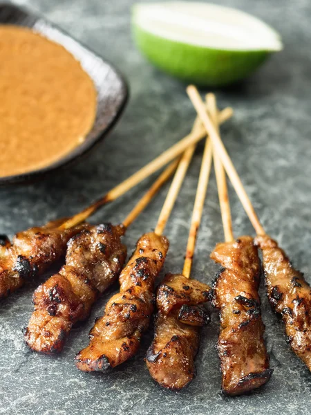 Espetos de carne satay indonésia rústica — Fotografia de Stock