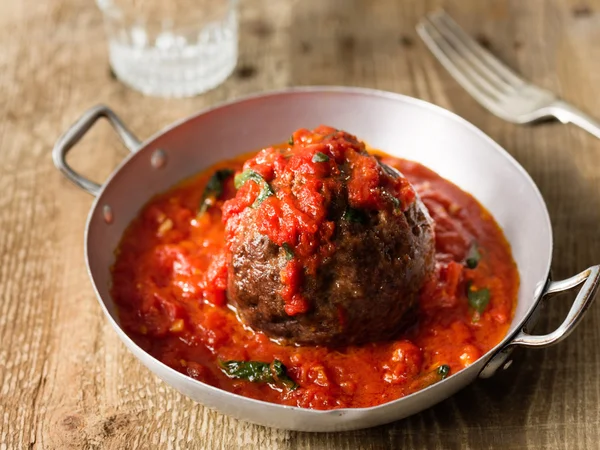 Rustik italienska köttbullar i tomatsås — Stockfoto