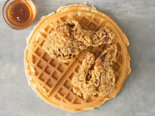 Rústico sul-americano conforto comida frango waffle — Fotografia de Stock