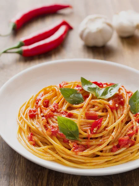 Rustikale italienische Spaghetti arrabbiata Pasta — Stockfoto