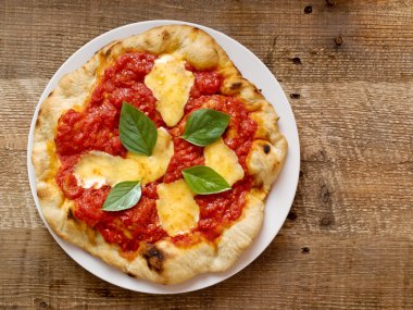 rustik İtalyan pizza margherita