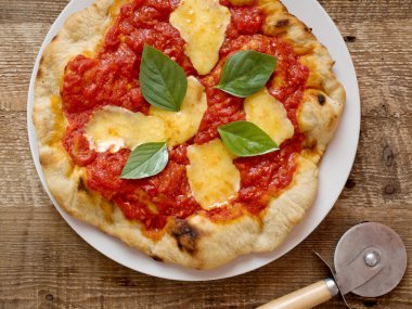 rustik İtalyan pizza margherita