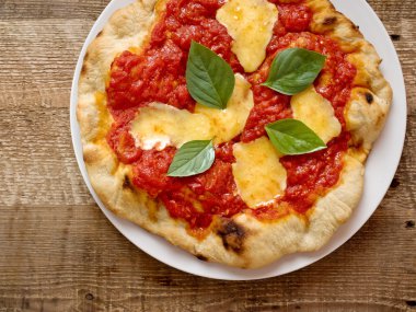 rustik İtalyan pizza margherita