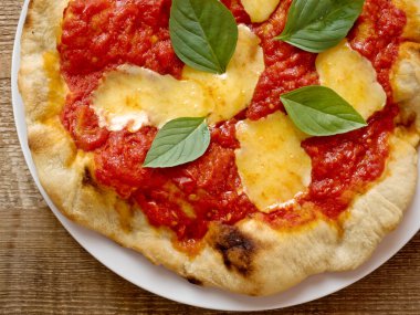 rustik İtalyan pizza margherita