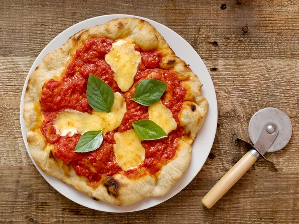 Rustik italiensk pizza margherita — Stockfoto