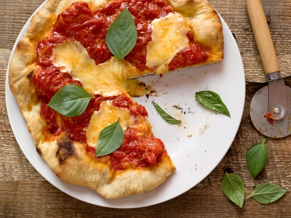 Rustikální italská pizza margherita — Stock fotografie