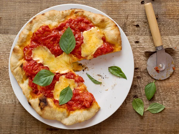 Rustik italiensk pizza margherita — Stockfoto