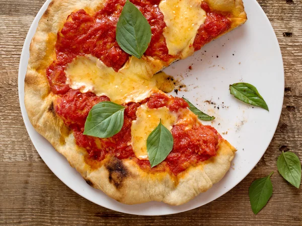 Rustik italiensk pizza margherita — Stockfoto