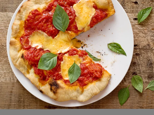 rustik İtalyan pizza margherita