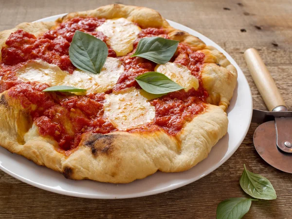 Rustik italiensk pizza margherita — Stockfoto