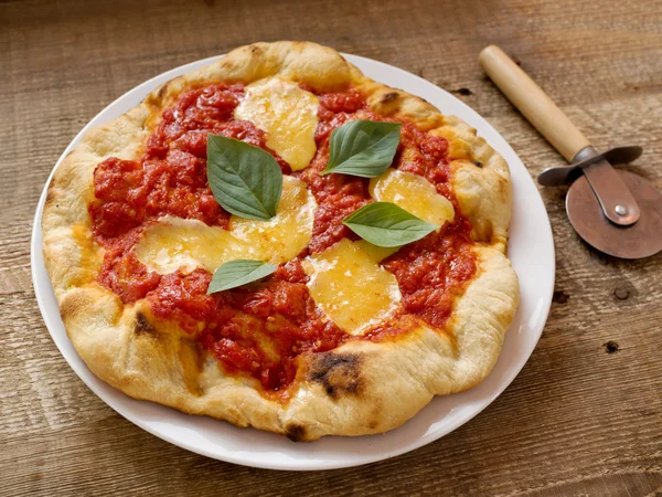 Rustik italiensk pizza margherita — Stockfoto
