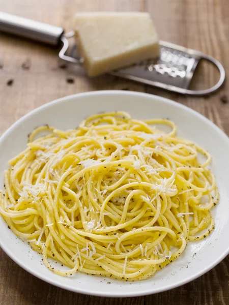 Rustic italian pepe e cacio pepper with cheese spaghetti — Stock Photo, Image