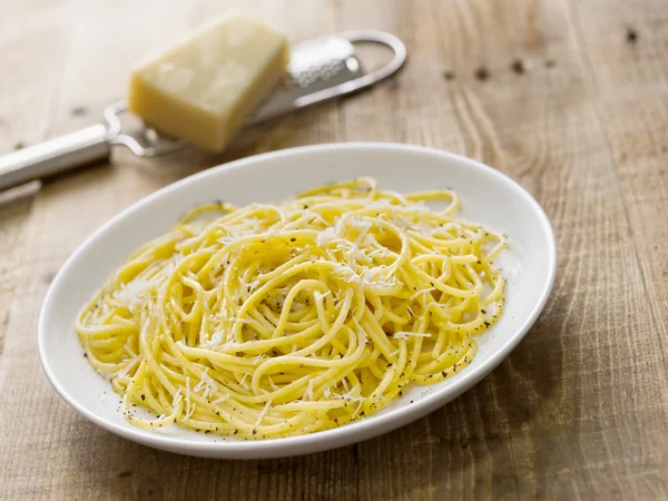 Rustic italian pepe e cacio pepper with cheese spaghetti — Stock Photo, Image