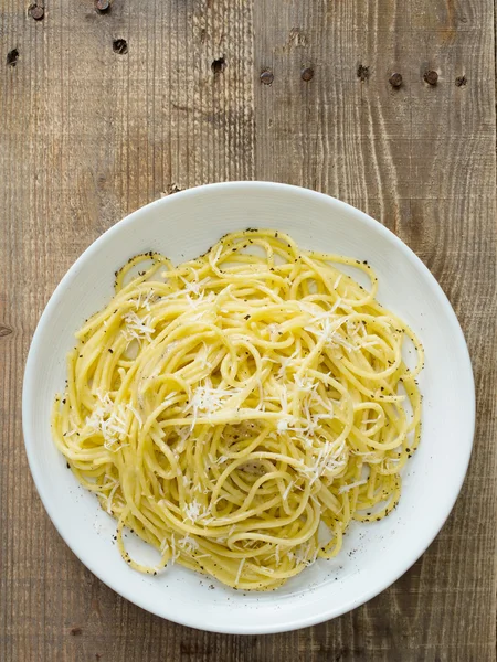 Pepe rustico italiano e cacio pepe con spaghetti al formaggio — Foto Stock