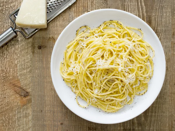 Rustik İtalyan pepe e CF. cacio biber peynirli spagetti ile — Stok fotoğraf