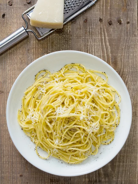 Сільський італійський pepe e cacio перець з сиром спагетті — стокове фото