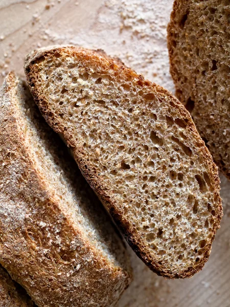 Chleb razowy brown chrupiącą skórką — Zdjęcie stockowe