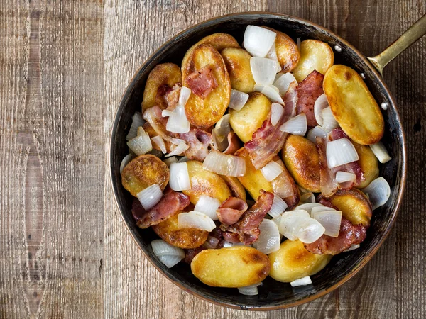 Rustieke Duitse home fries bratkartoffeln — Stockfoto