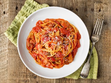 rustik İtalyan bucatini amatriciana