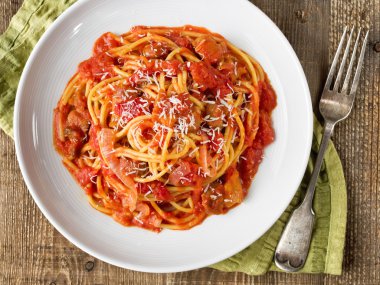 rustik İtalyan bucatini amatriciana