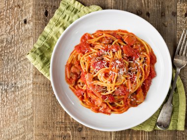 rustik İtalyan bucatini amatriciana